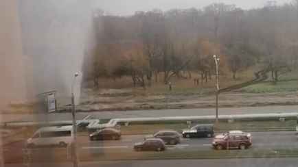 «Да-а, я б туда нырнул» — В центре Минска забил гейзер высотой с 7 этажей. В Минскэнерго рассказали почему