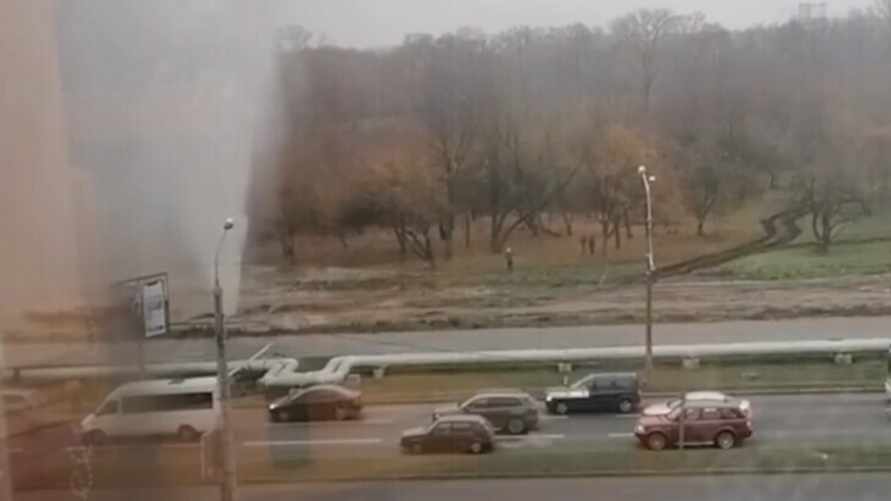 "Да-а, я б туда нырнул" - В центре Минска забил гейзер высотой с 7 этажей. В Минскэнерго рассказали почему