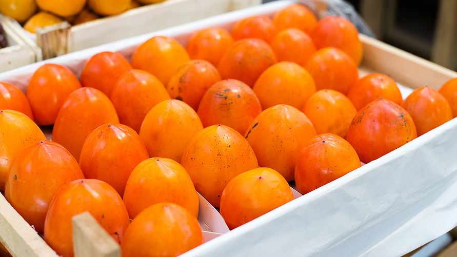 Как понять, что хурма не “вяжет”, прямо в магазине? Посмотрите на эти 3 признака