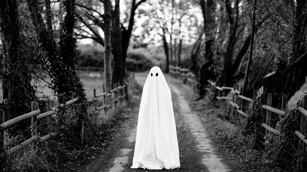 Женщина заявила, что видит привидений — "Словно сотворенное из темноты"