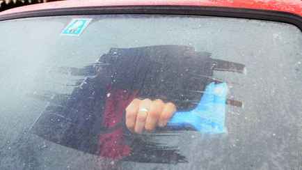 Что делать, если стекла авто замерзают изнутри? Понадобится продукт за 1-2 рубля