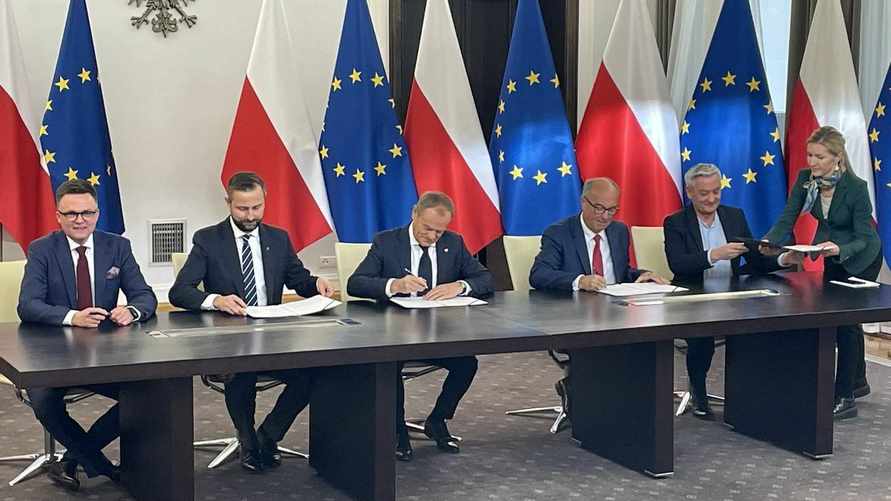 "Грядут безопасные перемены" - Оппозиционные силы Польши подписали коалиционное соглашение