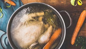 Этот овощ белорусы добавляют во все супы, но он может превратить их в токсичную отраву. Как приготовить безопасно?