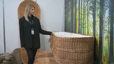 «Как лукошко, только больше» — Белорусская компания привезла на выставку в России плетёные экогробы. Сколько стоят?