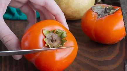 Многие люди неправильно едят хурму? Сделайте так перед тем, как откусить первый кусочек