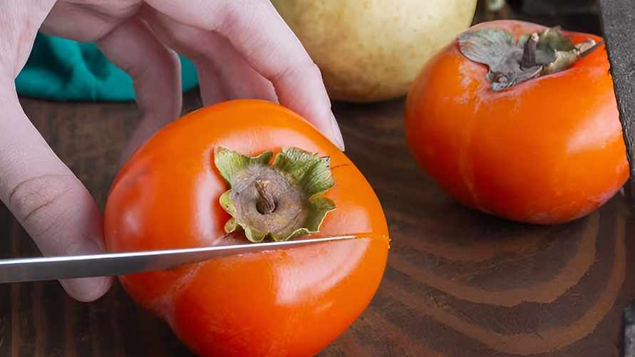 Многие люди неправильно едят хурму? Сделайте так перед тем, как откусить первый кусочек