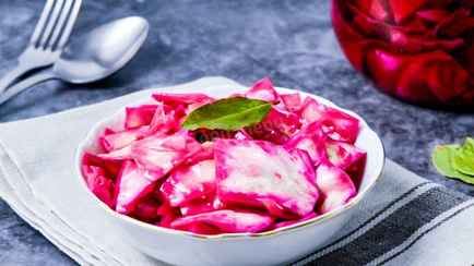 Как быстро и вкусно замариновать капусту со свеклой? Эта будет готова за сутки