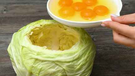 Вырежьте из капусты середину и влейте яйца. Этот неожиданный рецепт покорит многих