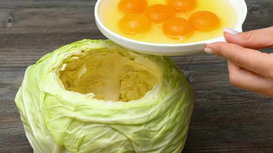 Вырежьте из капусты середину и влейте яйца. Этот неожиданный рецепт покорит многих