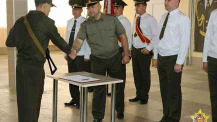 Как белорусам пойти в армию по контракту вместо срочной службы и распределения? Объяснили в военкомате