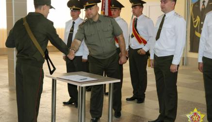 Как белорусам пойти в армию по контракту вместо срочной службы и распределения? Объяснили в военкомате
