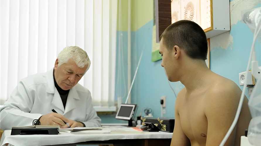 Врач рассказал, на что жалуются 80% белорусских призывников. И кого из ещё вчера негодных теперь берут в армию?