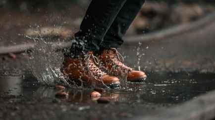 Как быстро высушить обувь? Только не ставьте ее на батареи