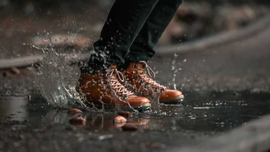 Как быстро высушить обувь? Только не ставьте ее на батареи