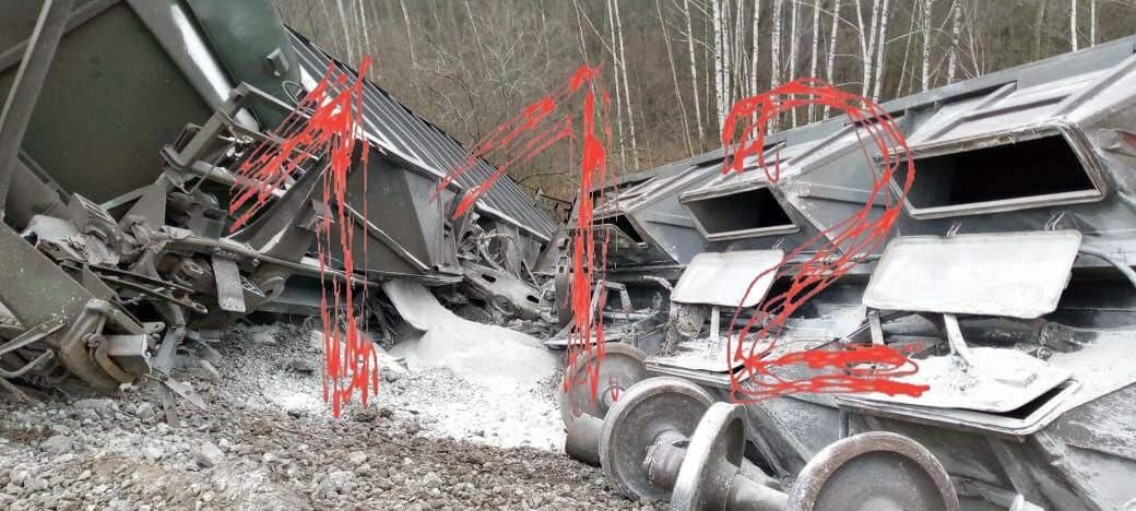 В России «посторонние лица» пустили под откос 19 вагонов грузового поезда