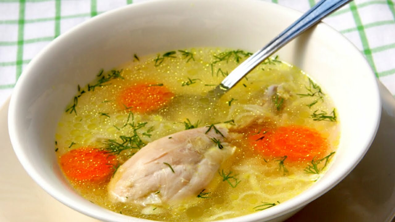 Врачи рекомендовали выливать бульон после варки курицы. Как тогда варить суп?