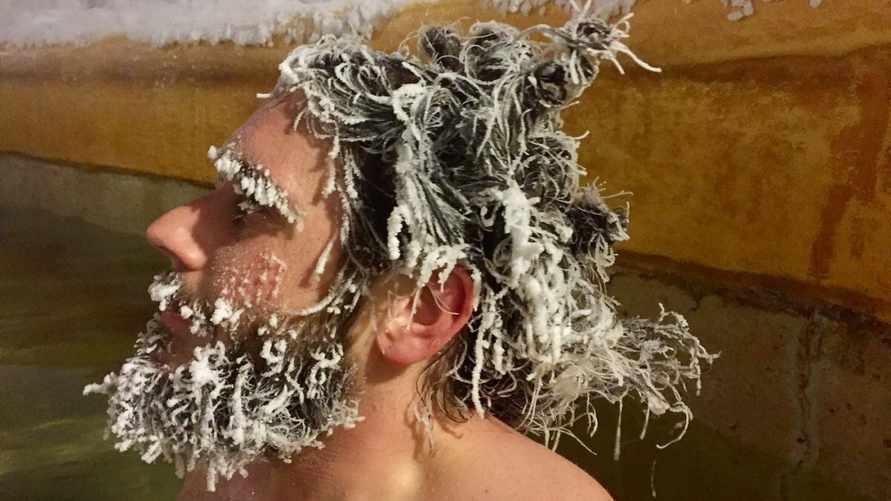 Можно ли выходить на улицу с мокрой головой? Врачи объяснили, что на самом деле опасно