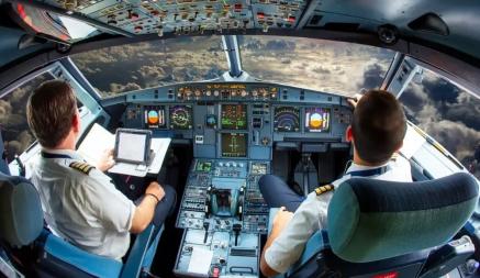 Чем на самом деле занимаются пилоты во время долгого полета? Ответ одного из них всполошил TikTok