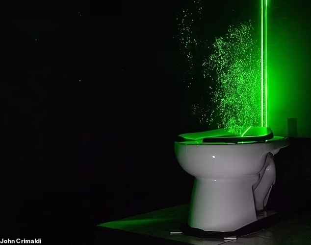 На фото видны капли жидкости, "взмывающие вверх" после смыва.