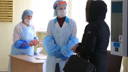 Совмин решил выделить ещё 10,5 млн рублей на зарплаты медикам. Какие расходы Минздраву урезал?