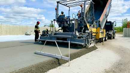 В Минтрансе рассказали, почему не переделывают асфальтные дороги в Беларуси в бетонные