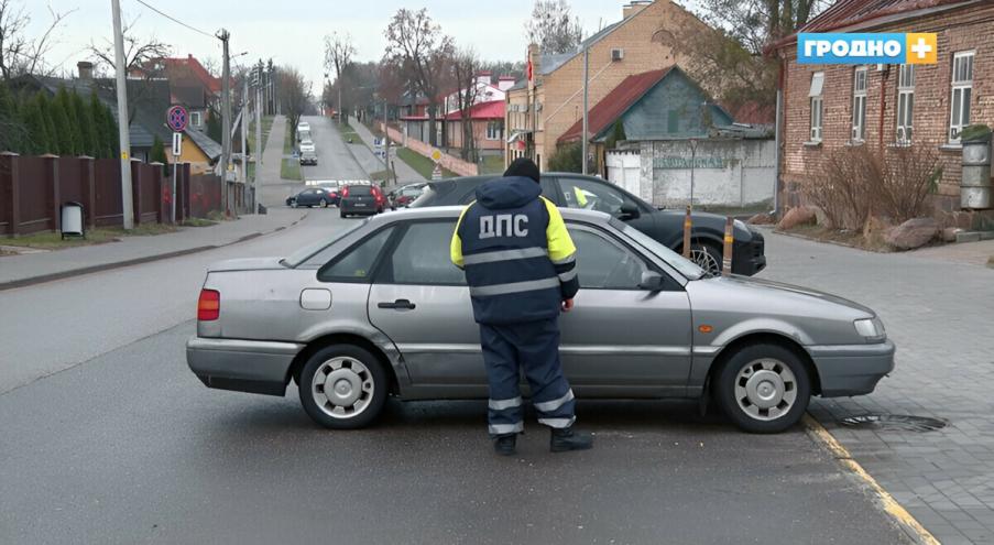 Под запрещающими знаками то и дело останавливаются обычные