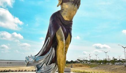 «Бедра, которые не лгут» — В Колумбии поставили 6,5 метровый памятник Шакире