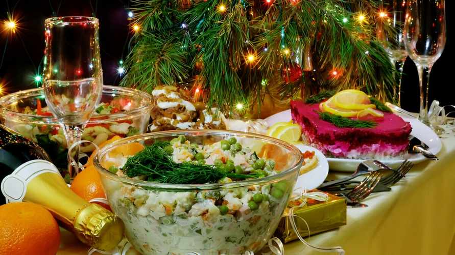 Можно ли хранить оставшиеся новогодние салаты на балконе? Вот сколько часов они "живут"