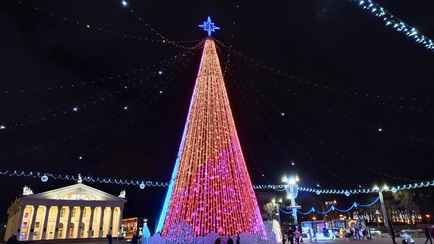 В мэрии Минска назвали время, когда зажгут огни на ёлке на Октябрьской площади