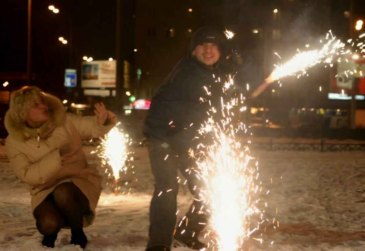 До 1110 руб штрафа или арест. В милиции рассказали, когда за петарды и салюты грозит наказание