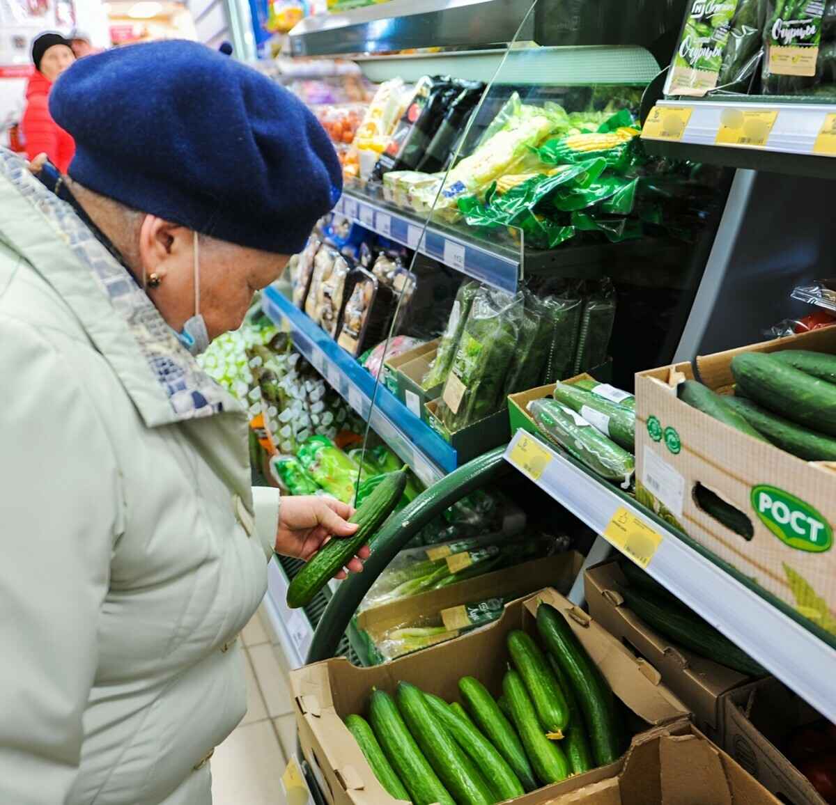 "Завтра будут стоить 12 руб" - Продавцы предупредили о скором подорожании огурцов в Беларуси