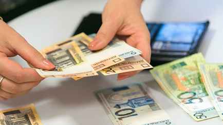 В ЕАБР рассказали, почему рост зарплат в Беларуси замедлился