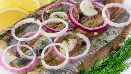 С чем замариновать селедку, кроме лука? Эти 5 ингредиентов придадут ей неповторимый вкус