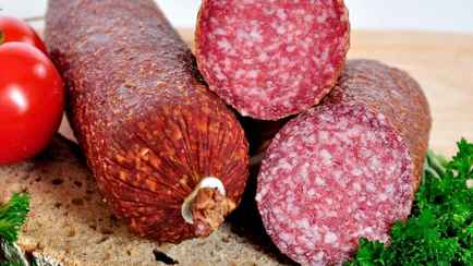 Зачем опускать сырокопченую колбасу в воду? Вот как это поможет решить популярную проблему