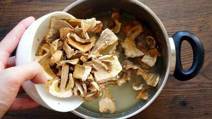 Замочите сушеные грибы в этой жидкости, а не в воде. Так они получатся намного нежнее