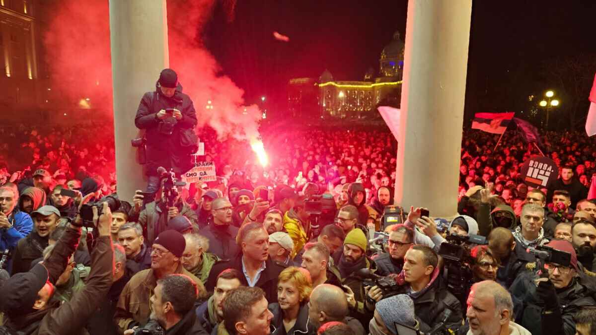 "Чувак, ты проиграл" - В Сербии протестующие прорывались в здание администрации и пообещали заблокировать Белград. Что сказал Вучич?