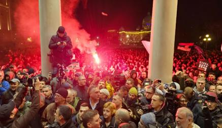 «Чувак, ты проиграл» — В Сербии протестующие прорывались в здание администрации и пообещали заблокировать Белград. Что сказал Вучич?