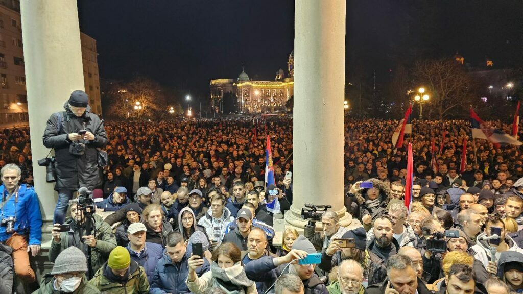 "Чувак, ты проиграл" — В Сербии протестующие прорывались в здание администрации и пообещали заблокировать Белград. Что сказал Вучич?