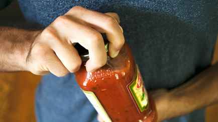 Как легко открыть банки с винтовой крышкой? Об этих хитростях знают не все