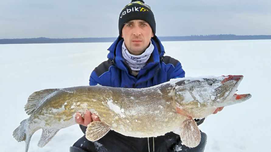 Михаила Надыкто со своим уловом.