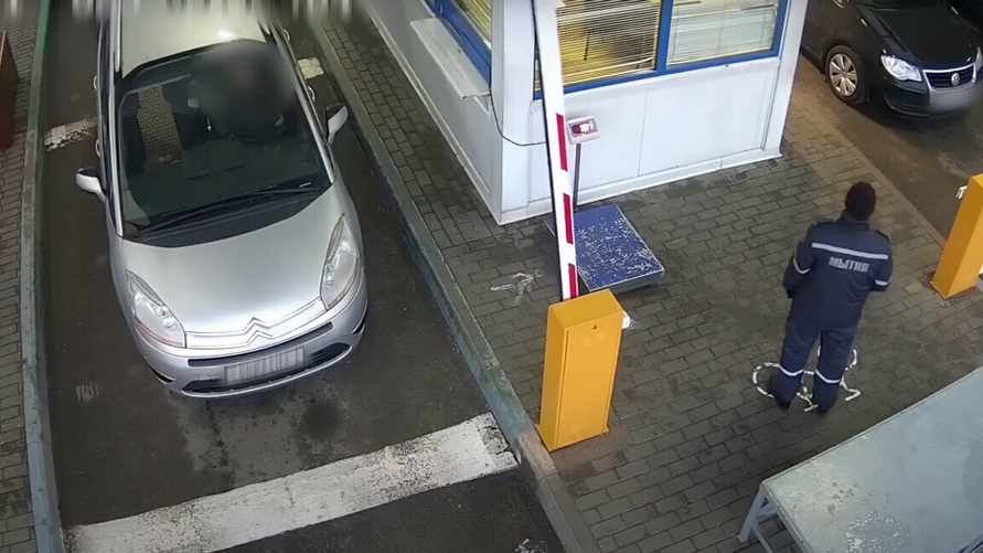 Менял номера и находил водителей. В ГТК обвинили казахстанца в незаконном ввозе авто в Беларусь