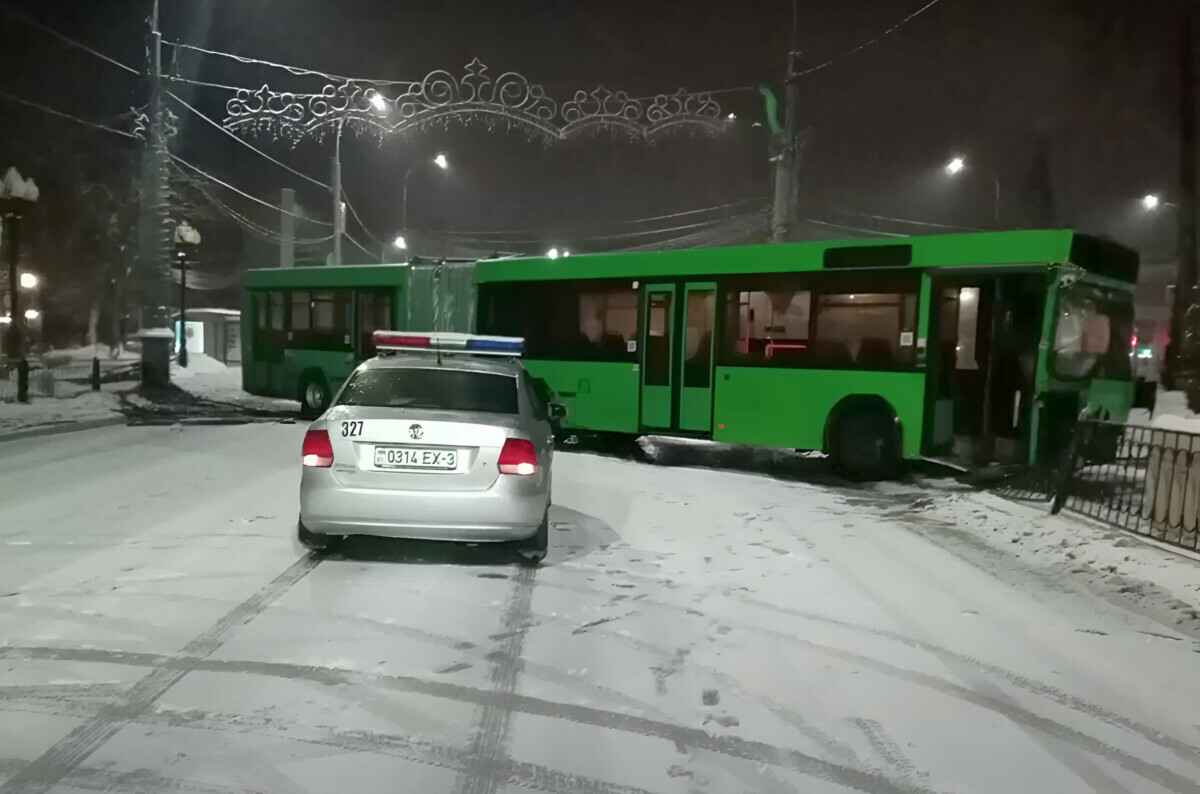 Появилось видео, как пассажирский автобус «скосил» металлическое ограждение в Гомеле