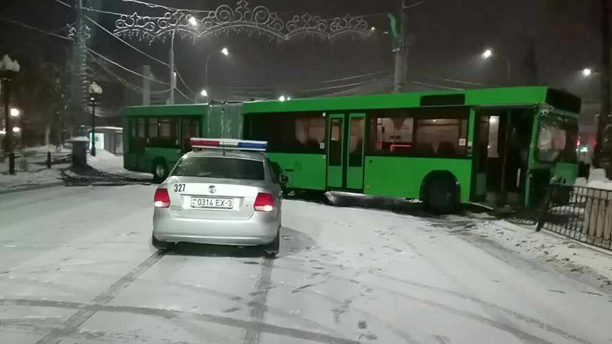 Появилось видео, как пассажирский автобус «скосил» металлическое ограждение в Гомеле