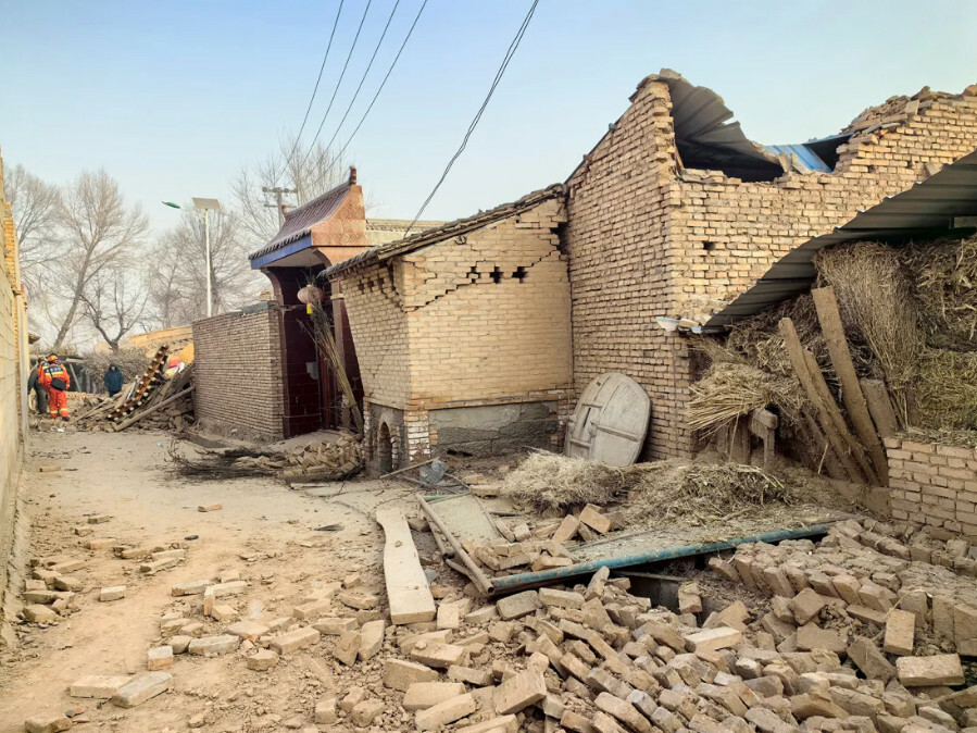 «Многие уже спали» – В Китае землетрясение унесло больше сотни жизней