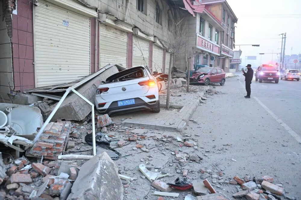 «Многие уже спали» – В Китае землетрясение унесло больше сотни жизней