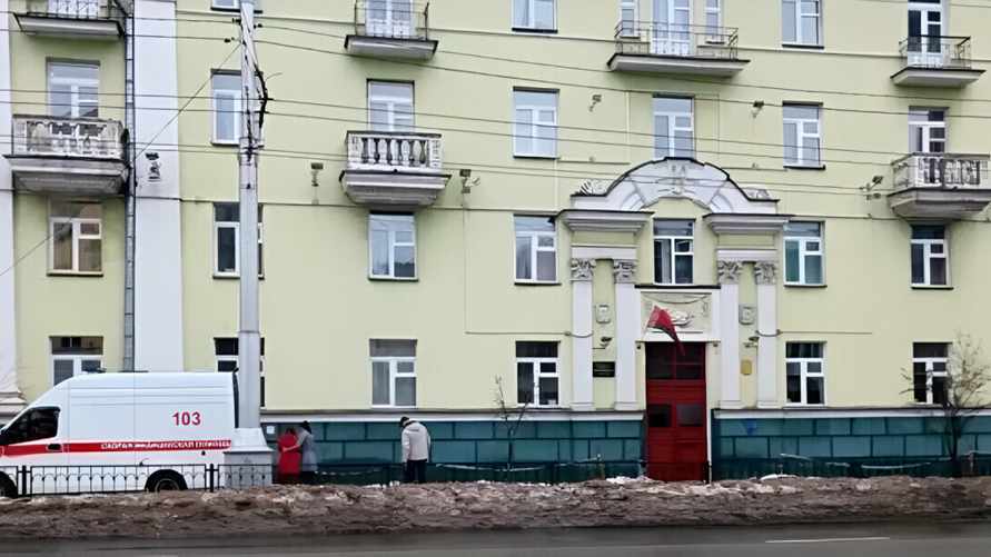 Общежитие в Гомеле, с крыши которого наледь и снег упали на девушку. Фото "Гомель Online".