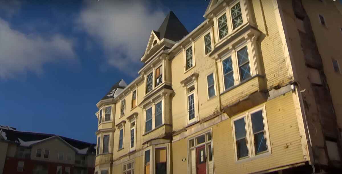 В Канаде решили передвинуть трехэтажный дом. Как? Подсказку нашли в ванной