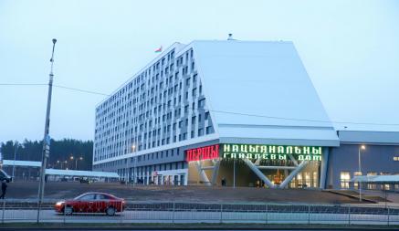 В знаменитом долгострое в Минске открыли ТЦ национальных товаров. Что продают?