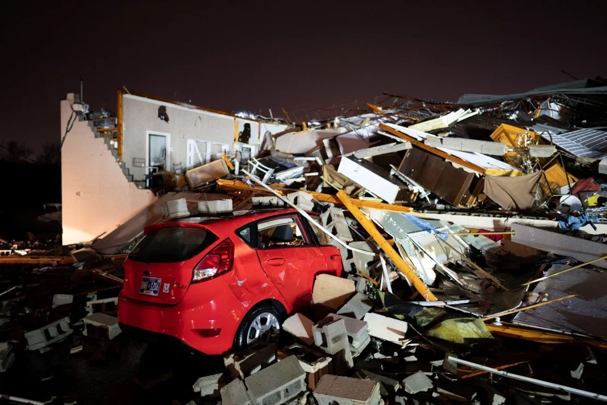 По США пронеслась серия торнадо — шесть погибших, десятки пострадавших