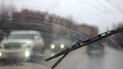 Что делать, если дворники размазывают грязь по лобовому стеклу? Попробуйте этот простой трюк